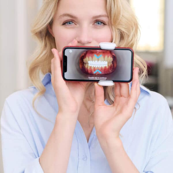 ScanBox proを口元に当て、両手でスマホを支える撮影姿勢
